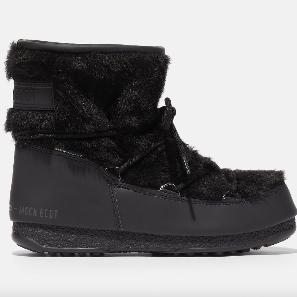Moon boots with tags